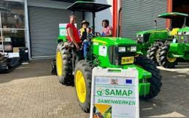 EU schenkt hypermoderne tractor aan Coöperatieve Vereniging Saamaka Wosu in Suriname