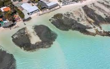 Olievervuiling bedreigt kust van Bonaire na kapseizen van tankduwbak