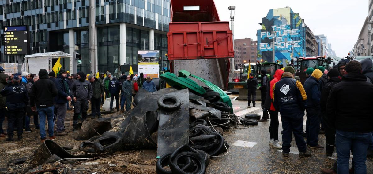 Honderden tractors in Brusselse binnenstad, politie zet waterkanon in