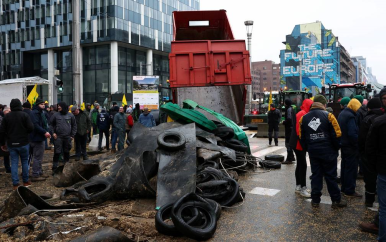 Honderden tractors in Brusselse binnenstad, politie zet waterkanon in