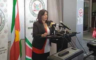 Minister Kuldipsingh pakt klachten over ECD aan