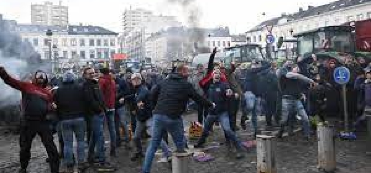 UPDATE: Politie zet traangas in bij massaal boerenprotest in Brussel