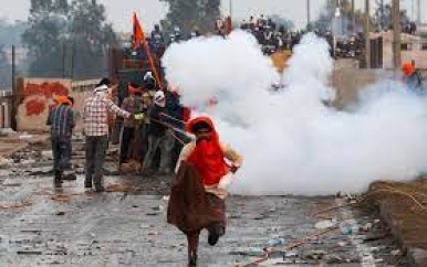 India: Veiligheidstroepen vuren traangas af op protesterende boeren op weg naar Delhi