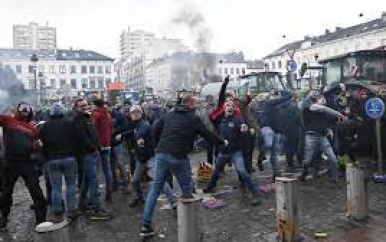 UPDATE: Politie zet traangas in bij massaal boerenprotest in Brussel