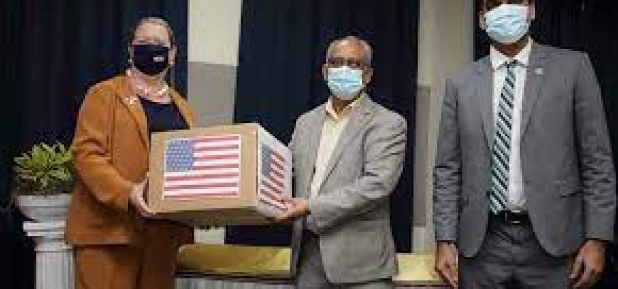 Amerikaanse Ambassadeur Overhandigt Pfizer Covid-19-vaccins aan Suriname