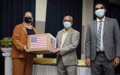 Amerikaanse Ambassadeur Overhandigt Pfizer Covid-19-vaccins aan Suriname