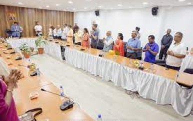 President Santokhi in gebed met lokale en buitenlandse geestelijken