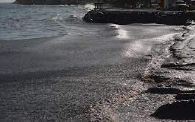 “Trinidad en Tobago Overweegt Nationale Noodtoestand na Olieramp”