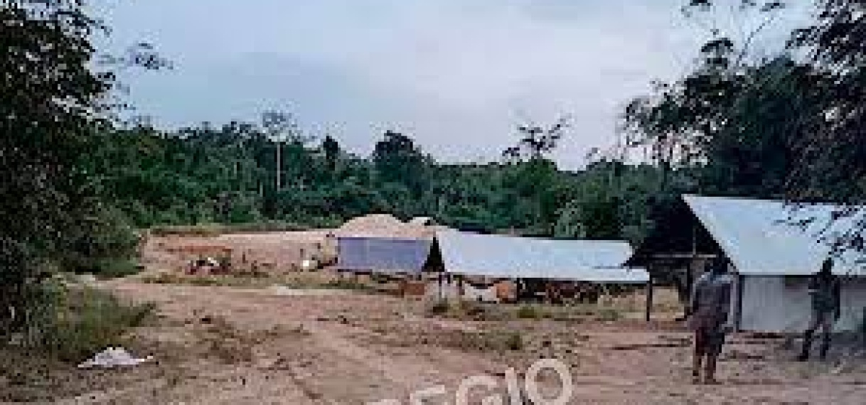 “Gewapende confrontatie op goudveld in Suriname: politie treft vuurwapen aan bij doodgeschoten rover”