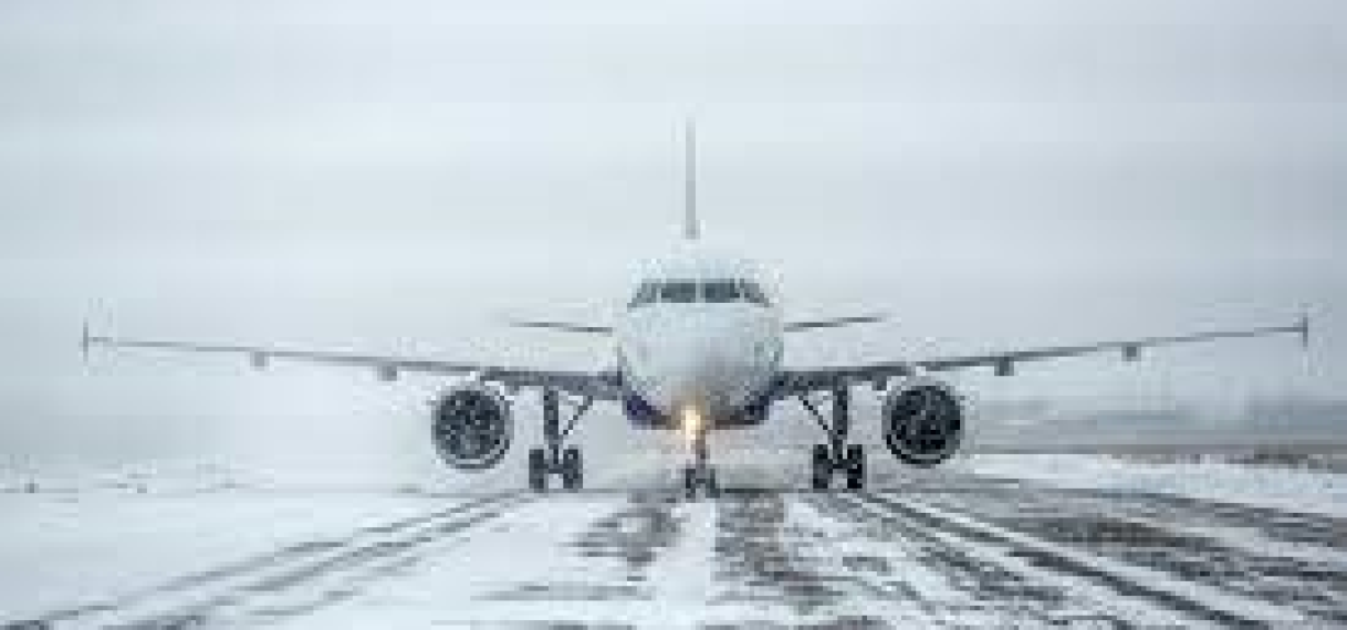 Vliegtuigen banen zich een weg door sneeuw op Amerikaanse luchthaven