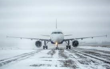 Vliegtuigen banen zich een weg door sneeuw op Amerikaanse luchthaven