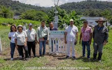 Minister Nurmohamed leidt bezoek aan Inheemse Dorpen in Amazone voor installatie van AWS-meetstations