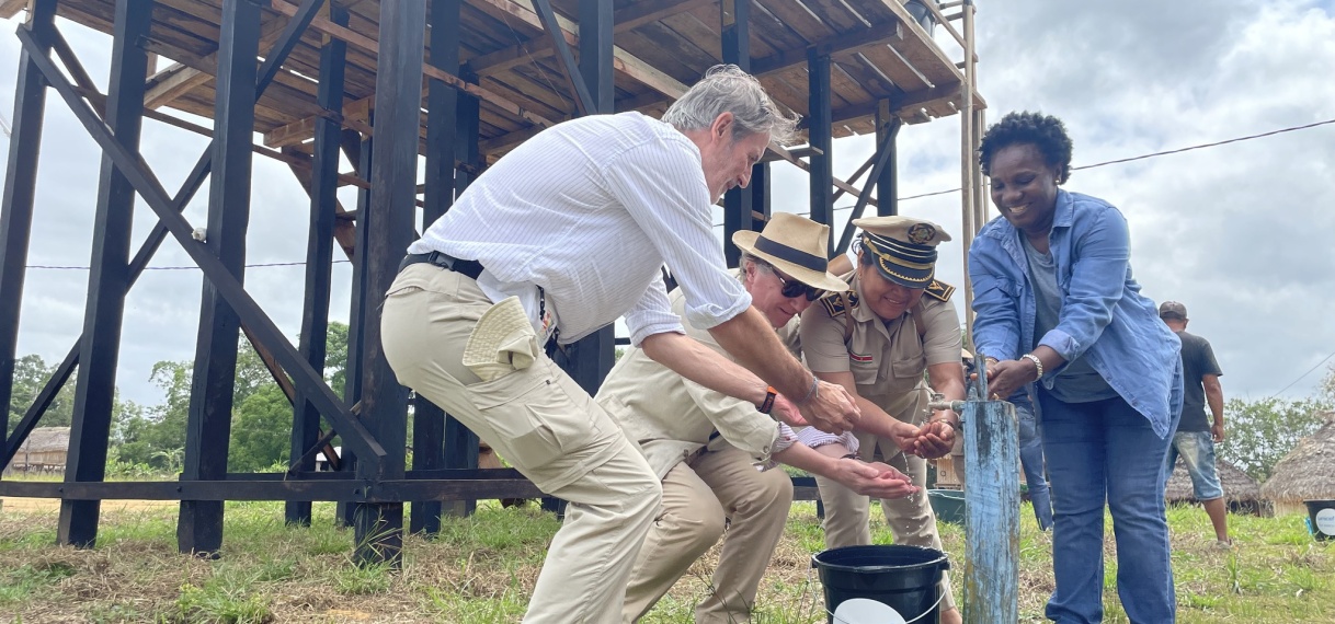 “Samenwerking tussen UNICEF en ministerie van NH leidt tot schoon drinkwater Kwamalasemutu”