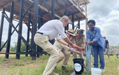 “Samenwerking tussen UNICEF en ministerie van NH leidt tot schoon drinkwater Kwamalasemutu”
