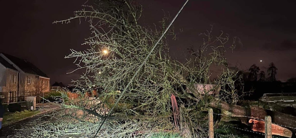 Storm Louis laat ingestorte gevels en omgevallen bomen achter