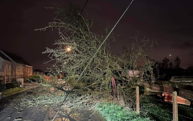 Storm Louis laat ingestorte gevels en omgevallen bomen achter