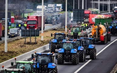 UPDATE: Boerenactie in poging Duitse grens te blokkeren over, A7 Scheemda weer open