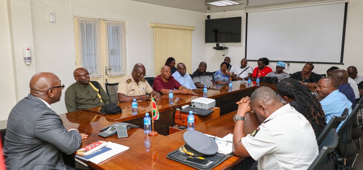 Bezoek van Granman der Matuariers aan minister van Justitie en Politie voor Bespreking van Veiligheidskwesties in Matawai Gebied