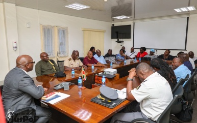 Bezoek van Granman der Matuariers aan minister van Justitie en Politie voor Bespreking van Veiligheidskwesties in Matawai Gebied