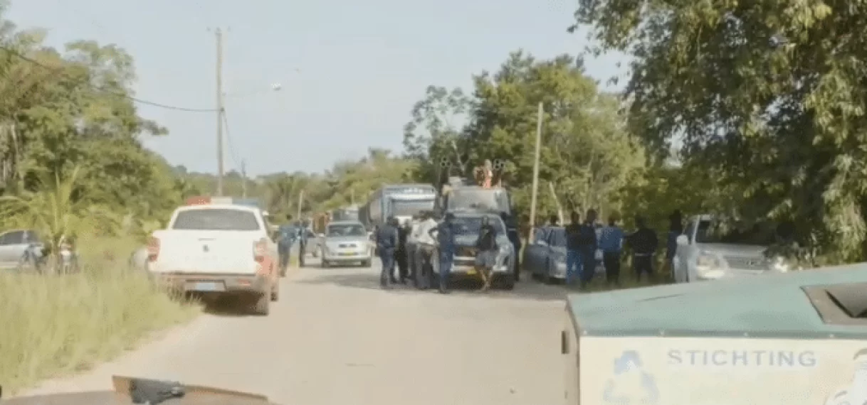 Dorpsbewoners Powakka baricaderen weg uit ongeduld met overheid
