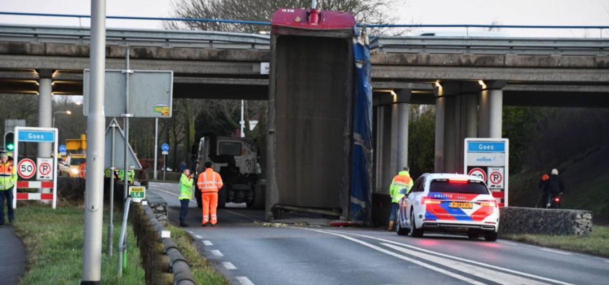 Vrachtwagentrailer geklemd onder viaduct na ongeluk bij Goes