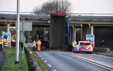 Vrachtwagentrailer geklemd onder viaduct na ongeluk bij Goes