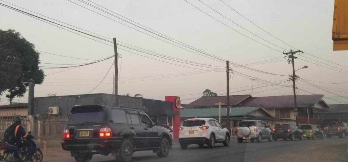 Brugafsluiting Van ’t Hogerhuysstraat leidt tot verkeerschaos en oproep tot aanpassing werktijden