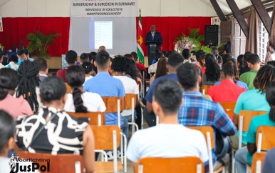 Minister Kenneth Amoksi spreekt tijdens de Bestuurskundeweek van ADEKUS