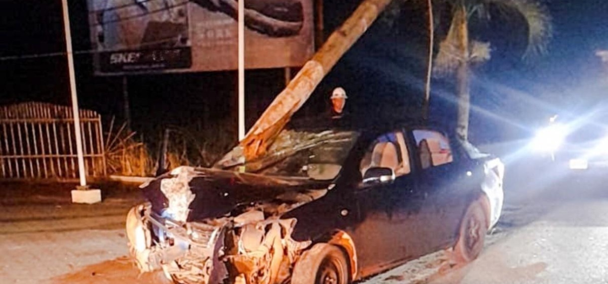 Auto rijdt EBS-mast kapot nadat bestuurder in slaap valt