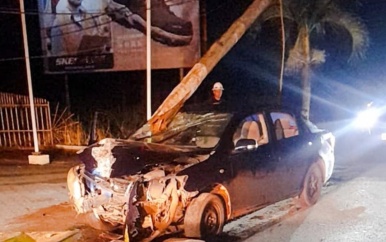 Auto rijdt EBS-mast kapot nadat bestuurder in slaap valt