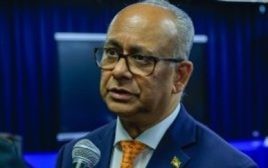 Minister Ramdin ontkracht geruchten en benadrukt prioriteiten