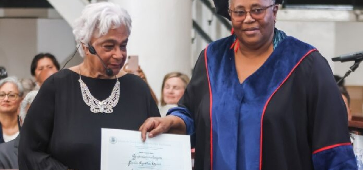 AdeKUS verleent eredoctoraat aan Cynthia Mc Leod-Ferrier