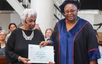 AdeKUS verleent eredoctoraat aan Cynthia Mc Leod-Ferrier
