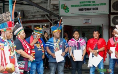 Nieuw bestuur van Powakka ontvangt beschikkingen van minister van Regionale Ontwikkeling en Sport