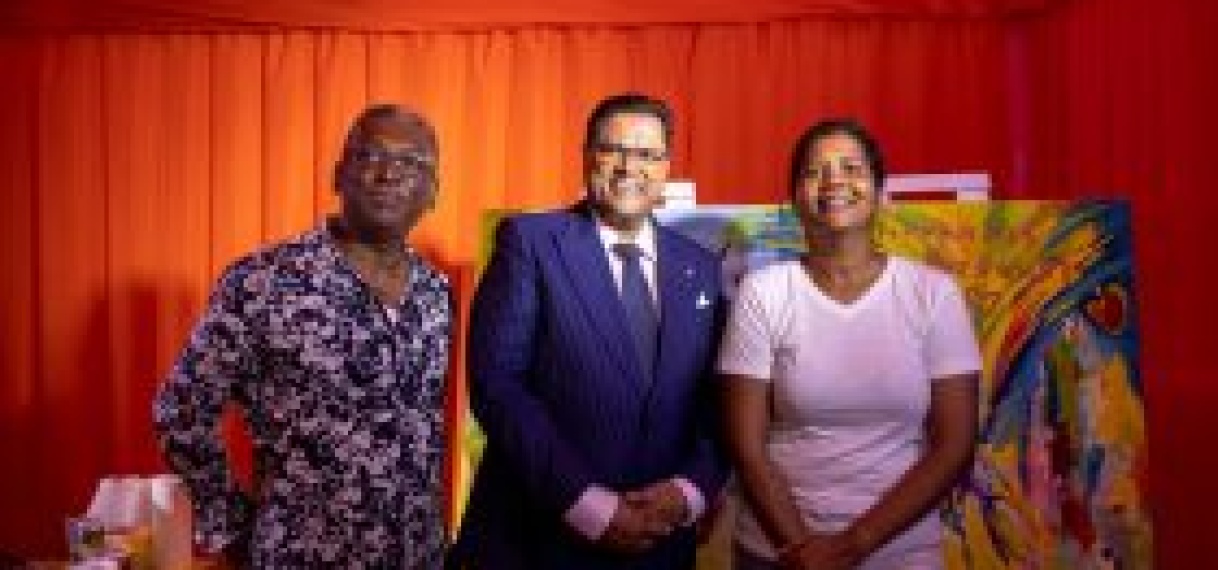 President Santokhi feliciteert Fernandes Bottling Company met heropening na brand