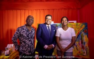 President Santokhi feliciteert Fernandes Bottling Company met heropening na brand