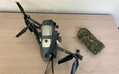 Drie mannen aangehouden om droppen van drugs en telefoons in gevangenis