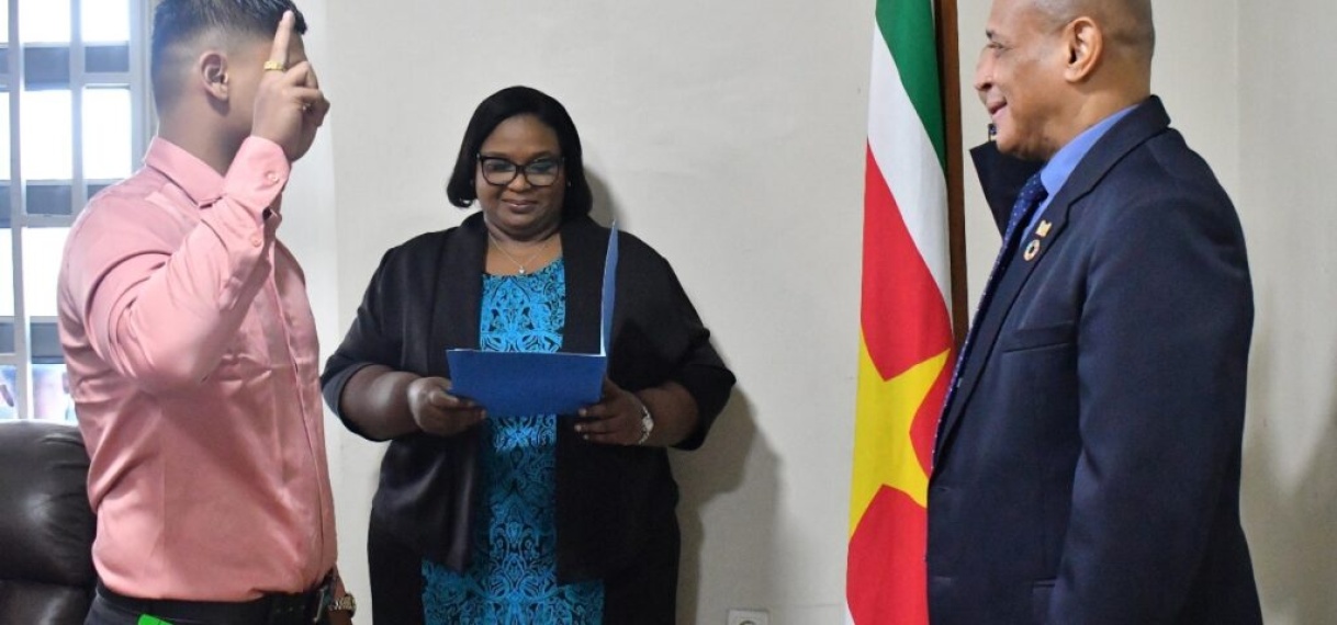 Minister Mac Andrew installeert Shivaro Martodihardjo als Jeugdraadslid van Commewijne