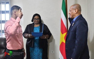 Minister Mac Andrew installeert Shivaro Martodihardjo als Jeugdraadslid van Commewijne