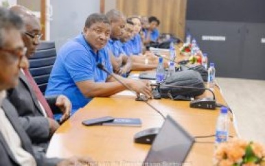 President Santokhi ontmoet nieuw bestuur van OWOS bij EBS