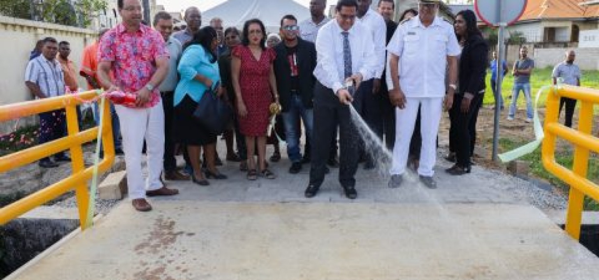 Nieuwe betonnen brug verbindt Romanaweg en Indira Gandhiweg in district Wanica