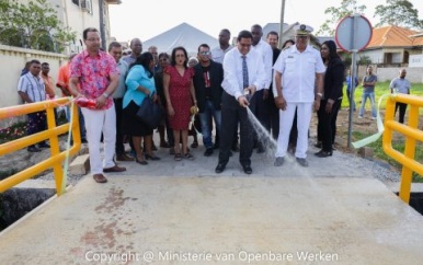 Nieuwe betonnen brug verbindt Romanaweg en Indira Gandhiweg in district Wanica