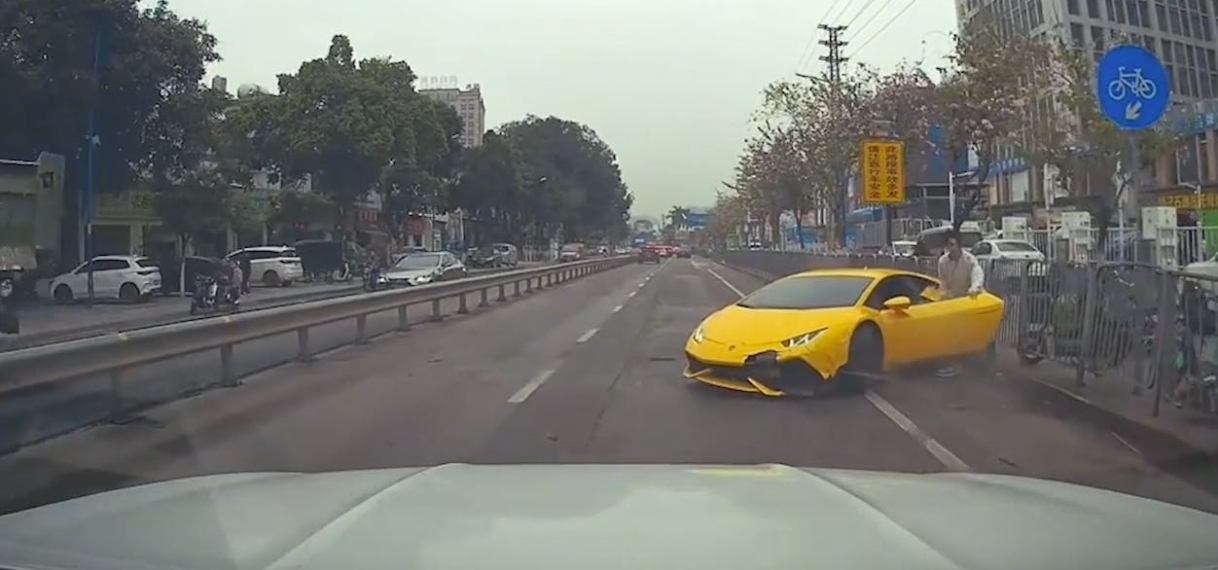 Lamborghini knalt tegen hekwerk bij inhaalpoging in China