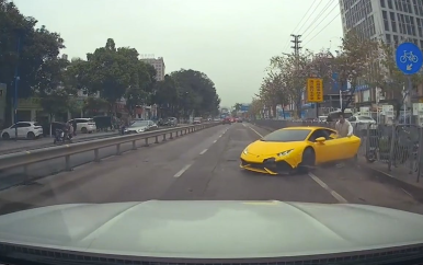 Lamborghini knalt tegen hekwerk bij inhaalpoging in China