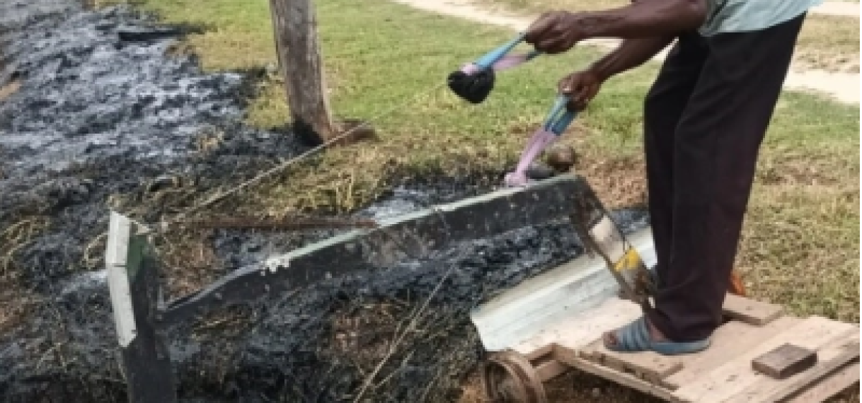 Coroniaanse man gaat viraal met zelfgebouwde graafmachine