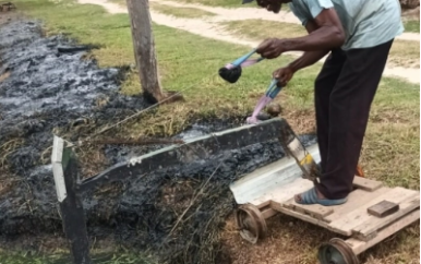 Coroniaanse man gaat viraal met zelfgebouwde graafmachine