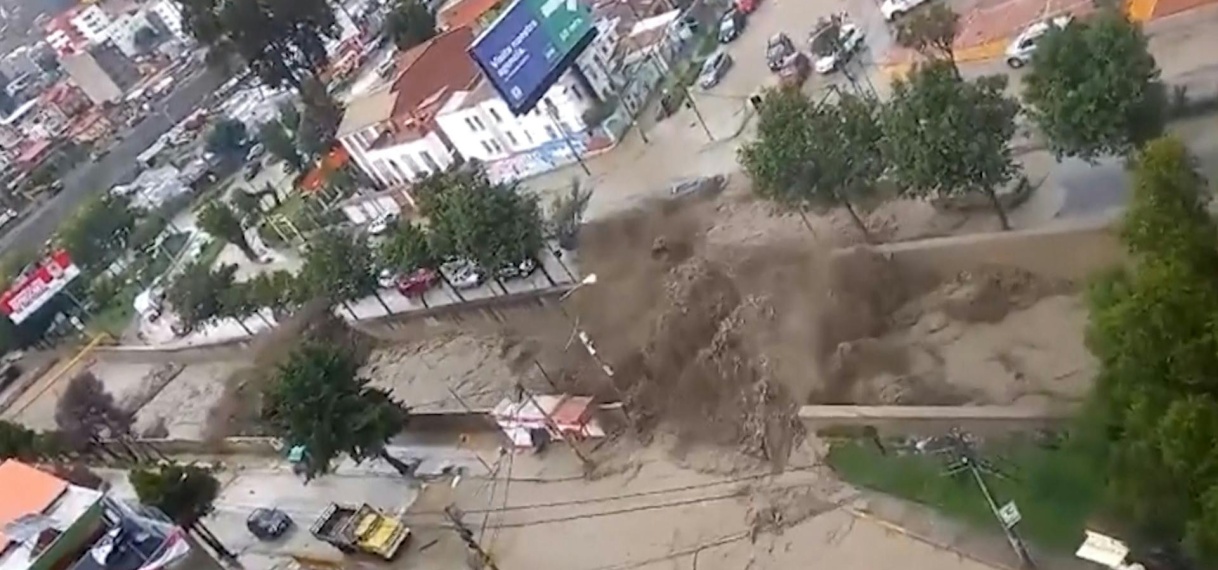 Auto’s spoelen weg door overstroming in Bolivia