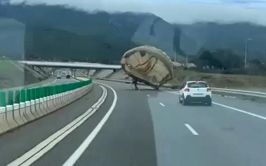 Paratroeper landt op Franse snelweg door harde wind