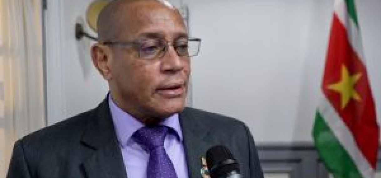 Minister Mac Andrew verduidelijkt aankoop Hotel Babylon voor Ministerie AWJ