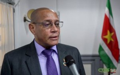 Minister Mac Andrew verduidelijkt aankoop Hotel Babylon voor Ministerie AWJ